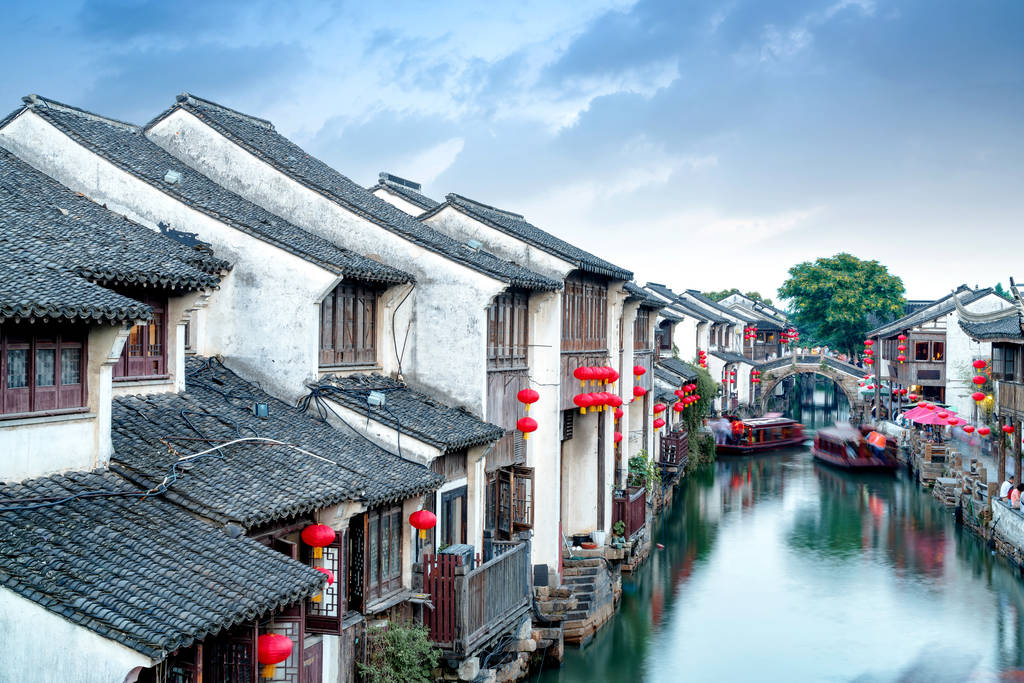 周庄, 中国是苏州地区著名的水上城市。长江以南有许多古老的城镇