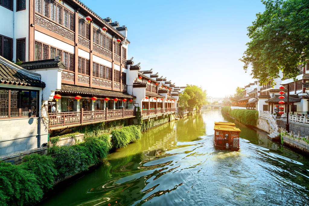 南京孔庙风景名胜区和秦淮河。人们正在参观。位于中国江苏省南京