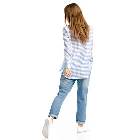 穿蓝色牛仔裤和衬衫的女人