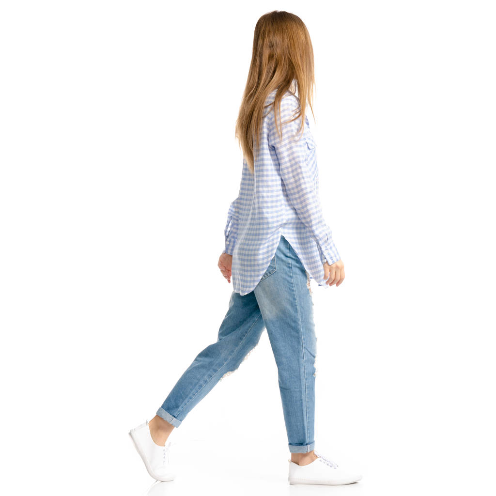 穿蓝色牛仔裤和衬衫的女人跑了 穿蓝色牛仔裤和衬衫的女人跑了