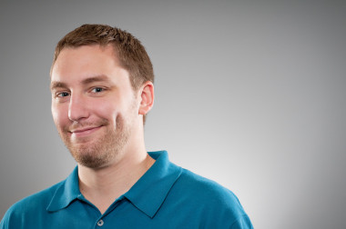 白種男人靦腆的微笑肖像圖片