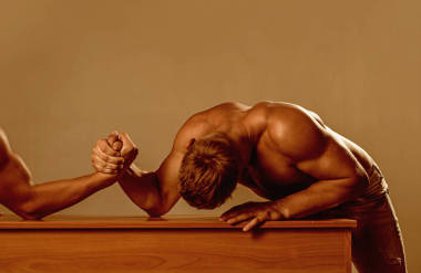 強(qiáng)度和阻力。男選手試圖贏得勝利或復(fù)仇。力量技能。在體育運(yùn)動中復(fù)仇。雙胞胎人競爭到勝利。雙胞胎選手手臂摔跤