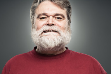 成熟的白種男人笑著看