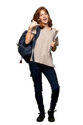 一个年轻的红头发的学生做电话手势的全长镜头。在孤立的白色背景上给我回签名