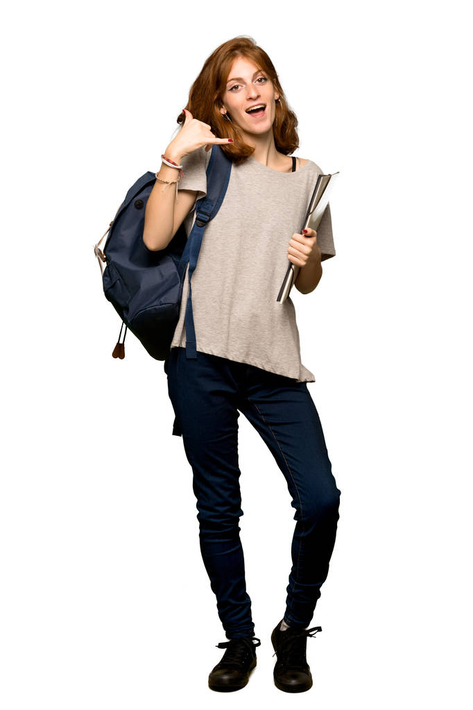 一个年轻的红头发的学生做电话手势的全长镜头。在孤立的白色背景上给我回签名