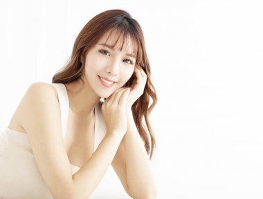 微笑的年輕女子與干凈完美的皮膚