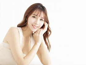 微笑的年轻女子与干净完美的皮肤