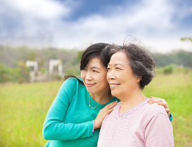 快乐的年轻女人和她的母亲图片