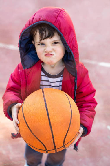 在籃球場(chǎng)上玩耍的小男孩圖片