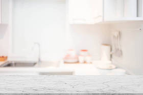 背景模糊的厨房房间图片