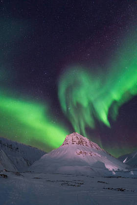 挪威北极北极北极光天星在朗伊尔城的月亮山上传播斯瓦尔巴