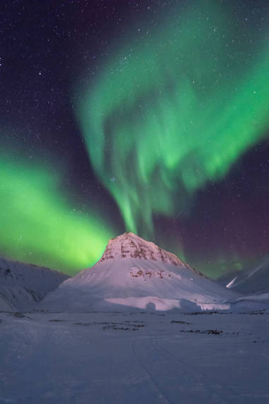 挪威北极北极北极光天星在朗伊尔城的月亮山上传播斯瓦尔巴