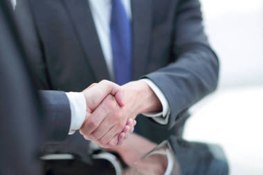 關(guān)門了握手業(yè)務(wù)人員圖片