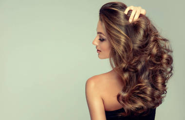 頭發(fā)波浪形的年輕、棕色頭發(fā)的女人。有長(zhǎng)發(fā)的漂亮模特 