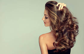 头发波浪形的年轻、棕色头发的女人。有长发的漂亮模特 