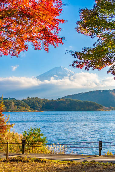 在日本山梨縣, 山上的美麗風(fēng)景與楓葉樹環(huán)繞湖