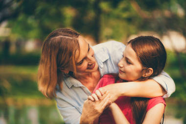 放松快樂(lè)的母親和小孩在戶外公共公園。父母身份和兒童概念