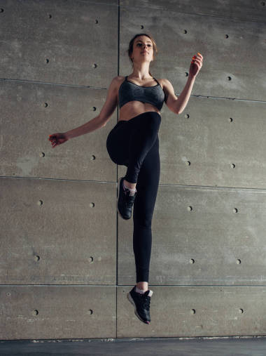 适合年轻女子跳跳舞健身运动