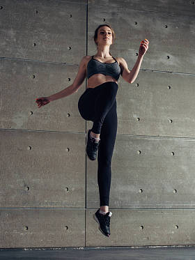 适合年轻女子跳跳舞健身运动