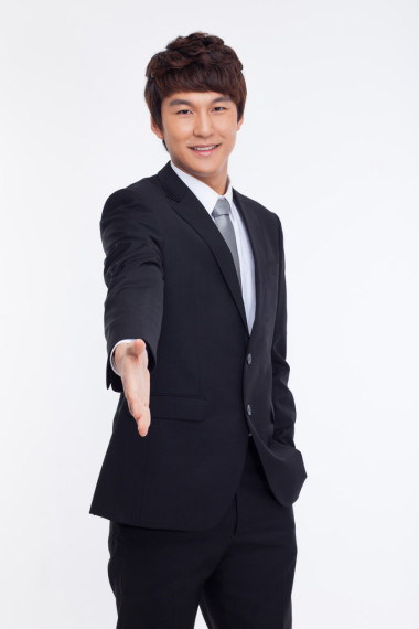 年轻商人扩展握了握手图片