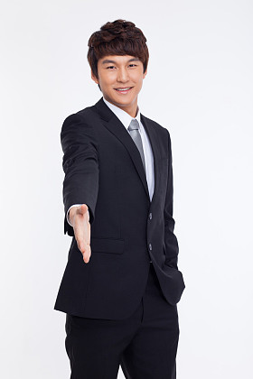 年轻商人扩展握了握手图片