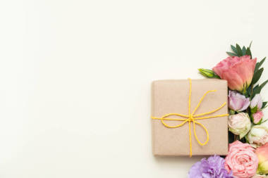 生日禮物盒各種各樣的花象牙背景