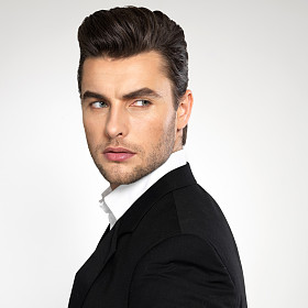 穿着西装一个时装商人的特写脸上