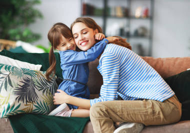 幸福的爱的家庭, 母亲和孩子的女儿拥抱在霍姆