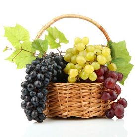 成熟的甜葡萄在篮子里上惠特, 孤立的分类