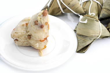 白色盤子里粘糊糊的米飯圖片