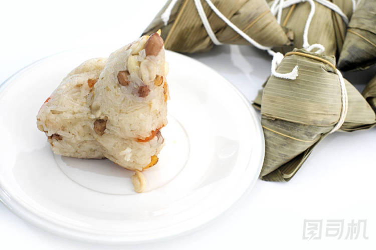 白色盤子里粘糊糊的米飯圖片