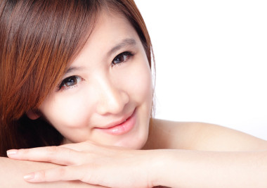 完美肌肤的美丽的女人脸