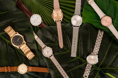 綠色葉子上優(yōu)雅的腕表的頂視圖