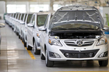 2014年7月23日, 在中國北京百奇集團的一家汽車工廠展出新 E150 電動車