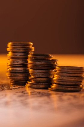 硬币的选择性焦点堆叠在背景模糊的文本文档上