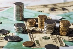 乌克兰硬币的选择性焦点堆叠在有模糊背景的钞票上