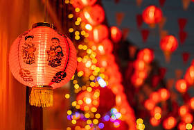 在唐人街的中国新年灯笼.照片