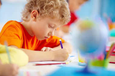 学校的男孩图片