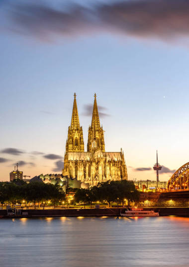 科隆大教堂被日落的天空照亮