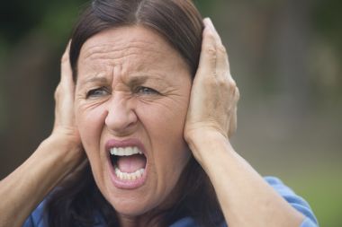 震驚的心煩的成熟的女人的室外