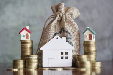 微型住宅的硬幣堆積如山，貨幣和住房，抵押貸款，存錢買房和貸款的商業(yè)投資的房地產(chǎn)概念。投資和風險管理