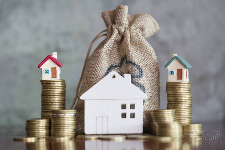 微型住宅的硬幣堆積如山，貨幣和住房，抵押貸款，存錢買房和貸款的商業(yè)投資的房地產(chǎn)概念。投資和風(fēng)險(xiǎn)管理