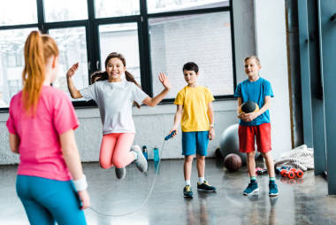 學(xué)齡前兒童在健身房跳繩