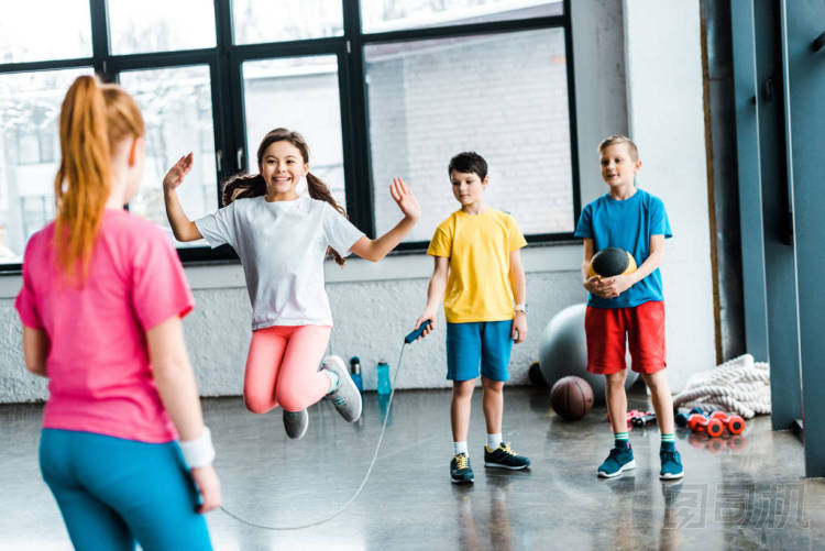 學(xué)齡前兒童在健身房跳繩
