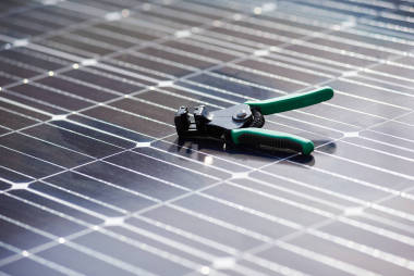 關(guān)閉太陽(yáng)能光伏系統(tǒng)的安裝和連接儀器