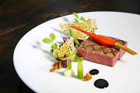 精致的菜, 创意餐厅餐饮理念, 高级时装食