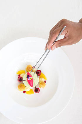 糕点厨师装饰美丽多彩的甜点