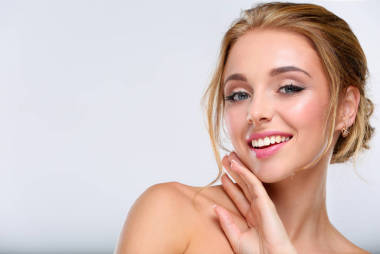 白底美女的畫(huà)像 