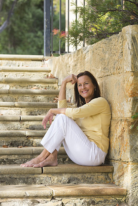 轻松的微笑的成熟的女人的室外