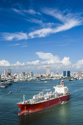 台湾高雄港的集装箱船